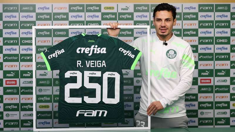 Palmeiras homenageia Raphael Veiga pelos seus 250 jogos defendendo a camisa do clube, após treinamento, na Academia de Futebol.