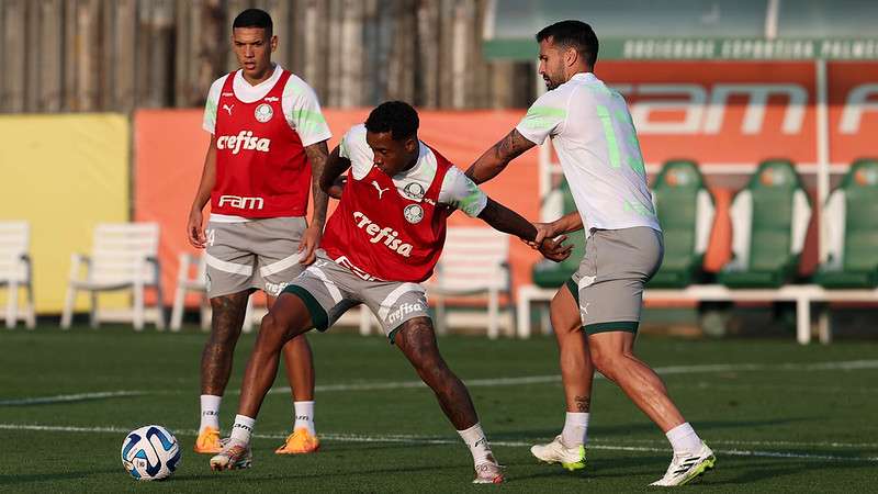 Kevin e Luan durante treinamento do Palmeiras na Academia de Futebol.