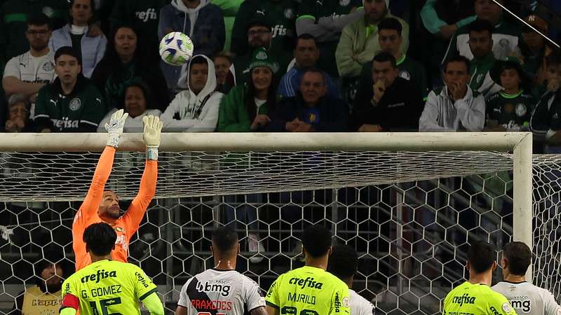 Weverton em jogo do Palmeiras contra o Vasco, durante partida válida pela vigésima primeira rodada do Brasileirão 2023, no Allianz Parque.