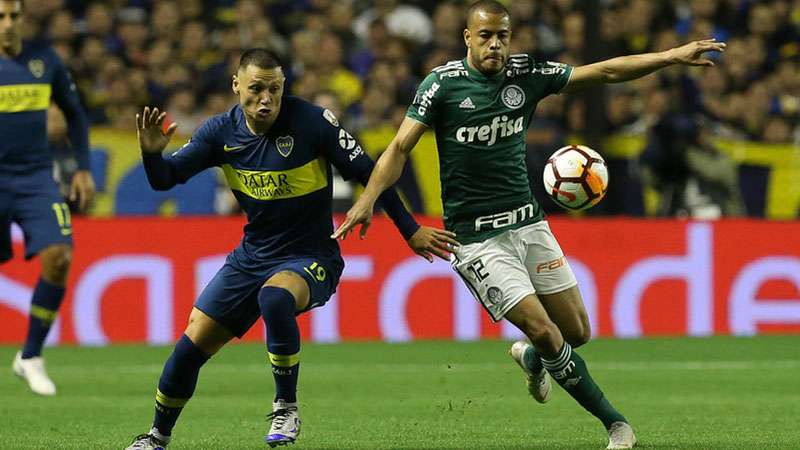 Mayke em disputa pelo Palmeiras com Zárate do Boca Juniors, durante primeira partida válida pelas semi-finais da Libertadores 2018, em La Bombonera.