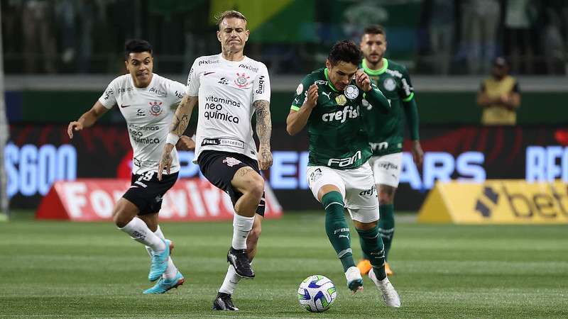 Raphael Veiga em disputa pelo Palmeiras contra o SCCP, durante partida válida pela terceira rodada do Brasileirão 2023, no Allianz Parque.