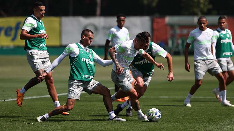 Breno Lopes e Artur durante treinamento do Palmeiras, na Academia de Futebol.