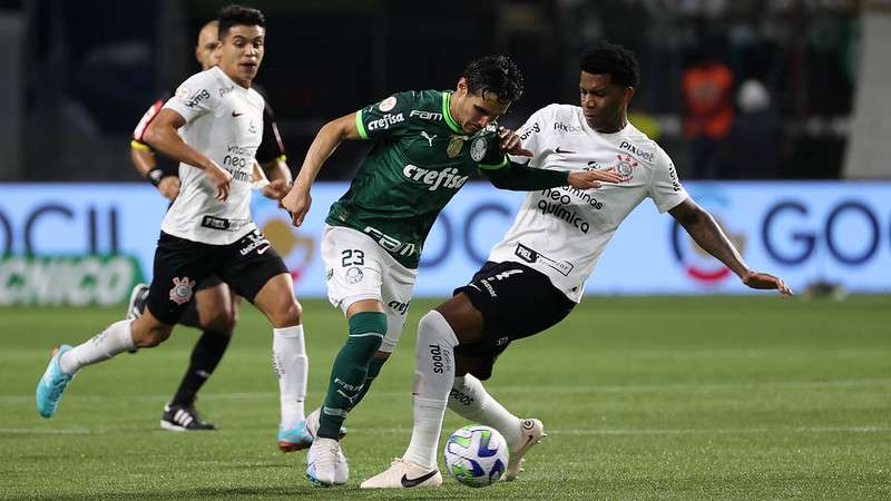 Raphael Veiga em disputa pelo Palmeiras contra o SCCP, durante partida válida pela terceira rodada do Brasileirão 2023, no Allianz Parque.
