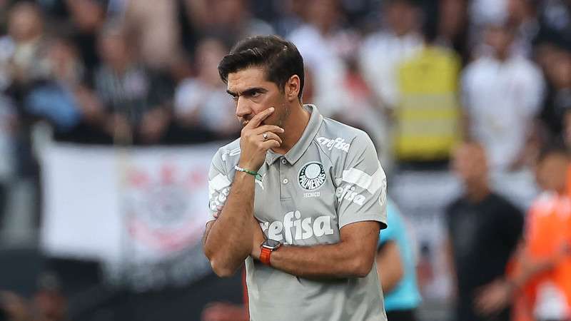 Abel Ferreira em jogo do Palmeiras contra o SCCP, durante partida válida pela vigésima segunda rodada do Brasileirão 2023, no Itaquerão.