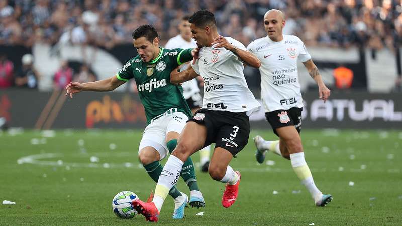 Raphael Veiga em disputa pelo Palmeiras contra o SCCP, durante partida válida pela vigésima segunda rodada do Brasileirão 2023, no Itaquerão.