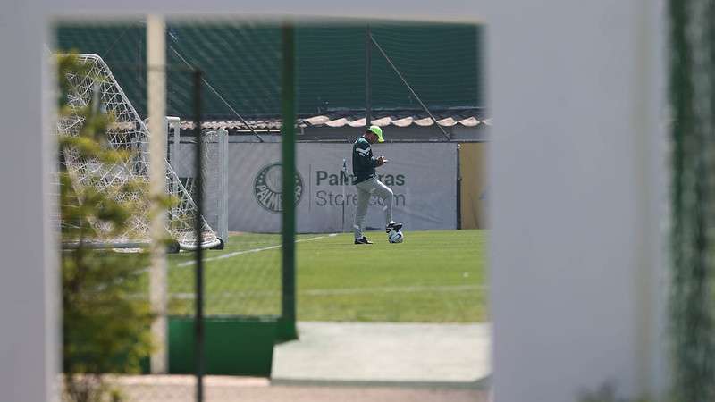 Abel Ferreira durante treinamento do Palmeiras na Academia de Futebol.