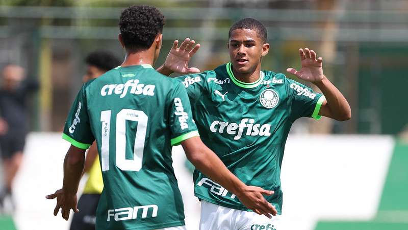 Atletas da equipe Sub-17 do Palmeiras comemoram gol na vitória sobre o i9, em partida válida pela quarta rodada da terceira fase do Paulista Sub-17, na Academia de Futebol 2, em Guarulhos-SP.
