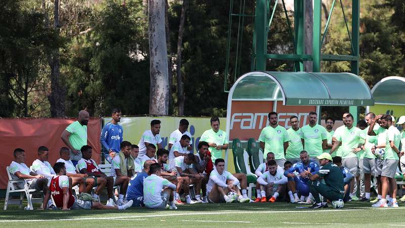Abel Ferreira conversa com o elenco do Palmeiras durante treinamento na Academia de Futebol.