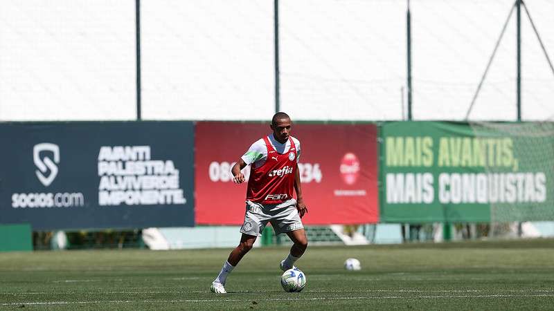 Jhonatan durante treinamento do Palmeiras na Academia de Futebol.