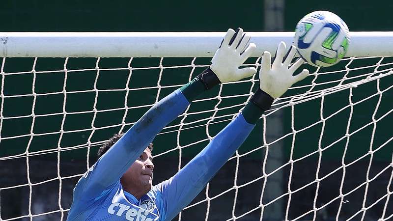 Mateus durante treinamento do Palmeiras na Academia de Futebol.