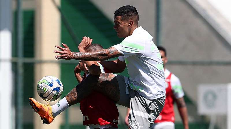 Jhonatan e Naves durante treinamento do Palmeiras, na Academia de Futebol.