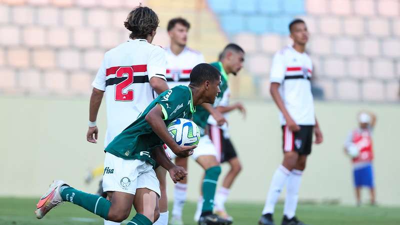 Atletas do Palmeiras comemoram gol contra o SPFC, em partida válida pela nona rodada da primeira fase do Brasileiro Sub-17, na Arena Barueri, em Barueri-SP.