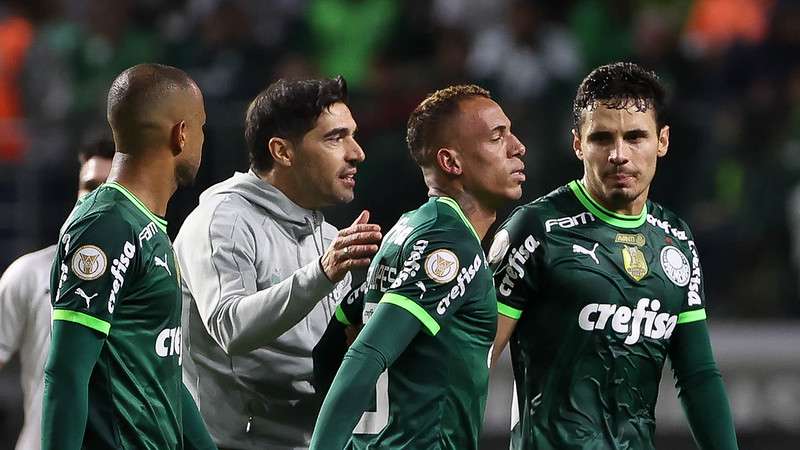 Breno Lopes comemora seu gol pelo Palmeiras contra o Goiás, durante partida válida pela vigésima terceira rodada do Brasileirão 2023, no Allianz Parque.
