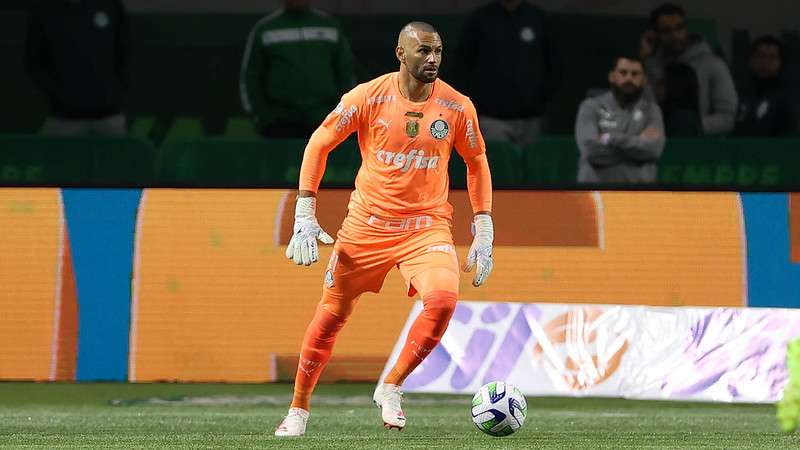 Weverton em jogo do Palmeiras contra o Goiás, durante partida válida pela vigésima terceira rodada do Brasileirão 2023, no Allianz Parque.