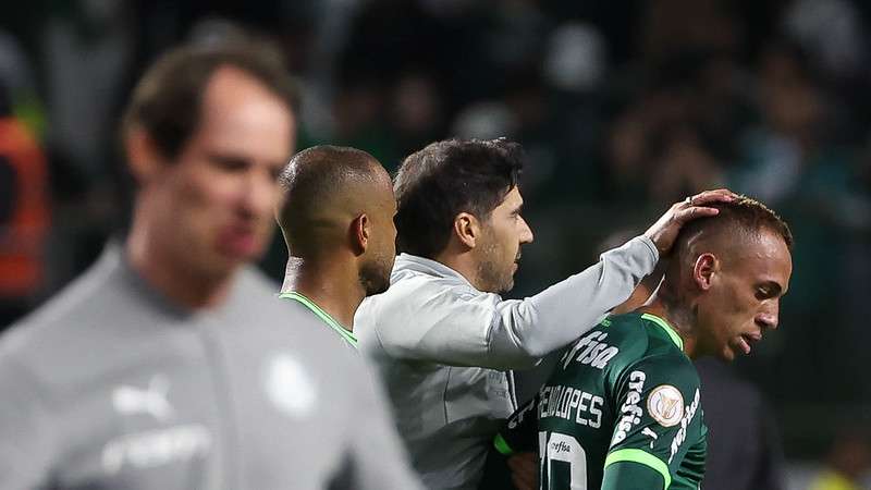 Breno Lopes comemora seu gol pelo Palmeiras contra o Goiás, durante partida válida pela vigésima terceira rodada, do Brasileirão, no Allianz Parque.