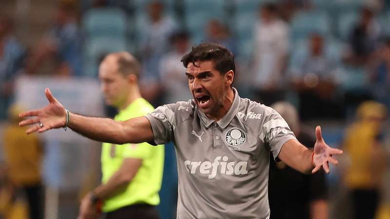 Abel Ferreira em jogo do Palmeiras contra o Grêmio, durante partida válida pela vigésima quarta rodada do Brasileirão 2023, na Arena do Grêmio.