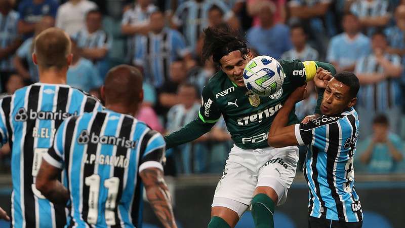 Gustavo Gómez em disputa pelo Palmeiras contra o Grêmio, durante partida válida pela vigésima quarta rodada do Brasileirão 2023, na Arena do Grêmio.