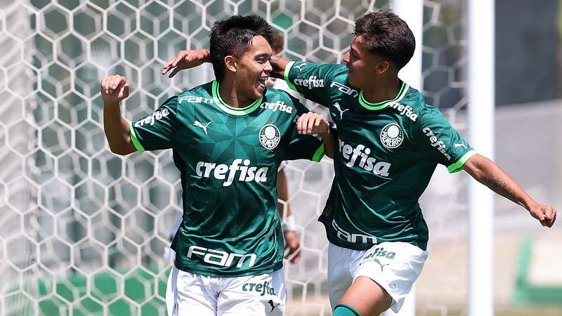 Atletas do Palmeiras comemoram gol contra o Guarani, em partida válida pela sexta rodada da terceira fase do Campeonato Paulista Sub-17, na Academia de Futebol 2, em Guarulhos-SP.