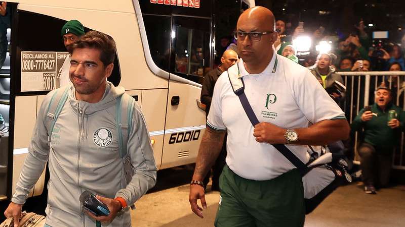 Abel Ferreira durante desembarque do Palmeiras, no hotel de concentração da equipe, em Buenos Aires, na Argentina.