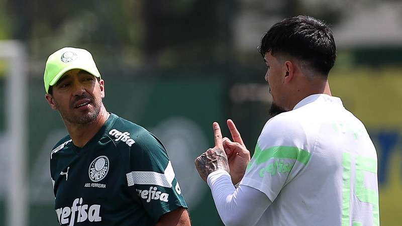 Abel Ferreira e Gustavo Gómez durante treinamento do Palmeiras na Academia de Futebol.