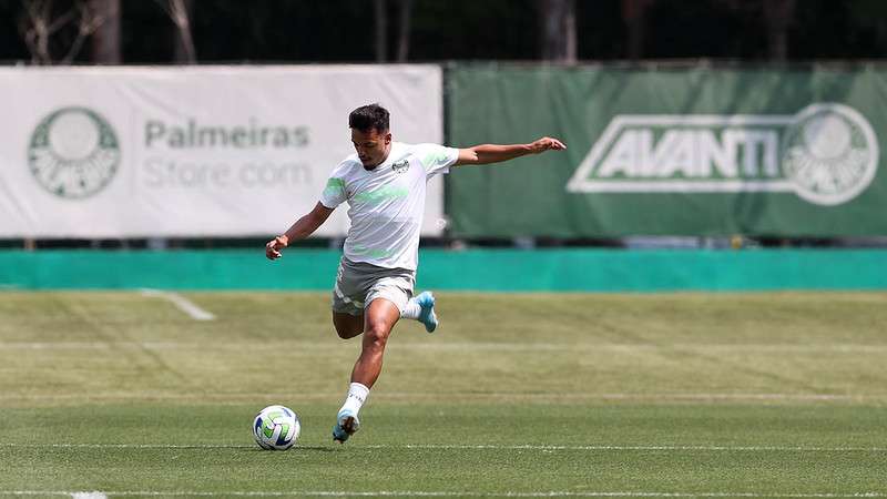 Gabriel Menino durante treinamento do Palmeiras na Academia de Futebol.