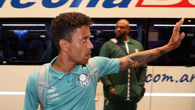 Marcos Rocha durante desembarque do Palmeiras, no hotel de concentração da equipe, em Buenos Aires, na Argentina.