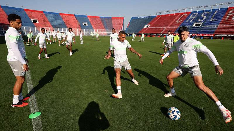 Jogadores do Palmeiras, durante treinamento no estádio do San Lorenzo, em Buenos Aires.