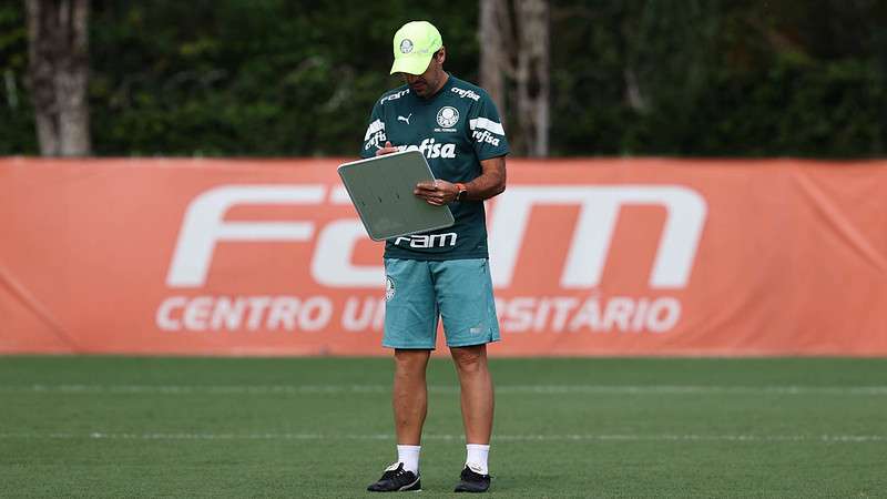 Abel Ferreira durante treinamento do Palmeiras na Academia de Futebol.