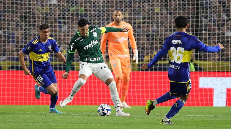 Weverton observa Gustavo Gómez em disputa pelo Palmeiras contra o Boca Juniors, durante primeira partida válida pelas semifinais da Libertadores 2023, em La Bombonera.