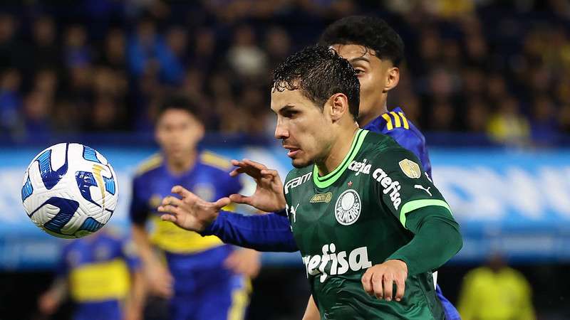 Raphael Veiga em disputa pelo Palmeiras contra o Boca Juniors, durante primeira partida válida pelas semifinais da Libertadores 2023, em La Bombonera.