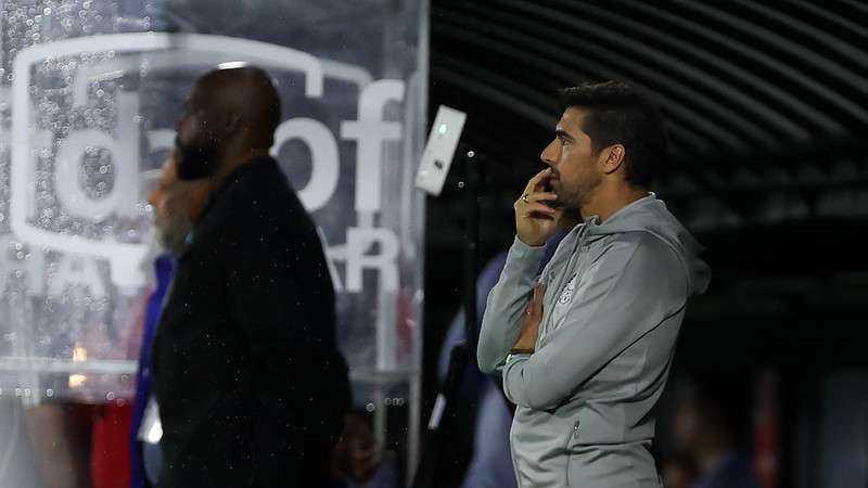 Abel Ferreira em jogo do Palmeiras contra o Red Bull Bragantino, durante partida válida pela vigésima quinta rodada do Brasileirão 2023, no Estádio Nabi Abi Chedid.