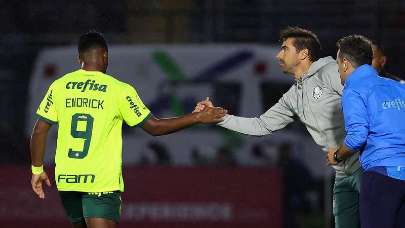 Abel Ferreira cumprimenta Endrick que comemora seu gol pelo Palmeiras contra o Red Bull Bragantino, durante partida válida pela vigésima quinta rodada do Brasileirão 2023, no Estádio Nabi Abi Chedid.