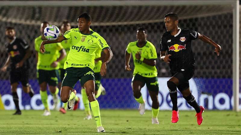 Endrick e Luis Guilherme em disputa pelo Palmeiras contra o Red Bull Bragantino, durante partida válida pela vigésima quinta rodada, do Brasileirão 2023, no Estádio Nabi Abi Chedid.