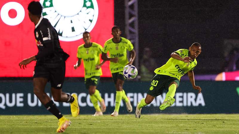 Jhonatan em jogo do Palmeiras contra o Red Bull Bragantino, durante partida válida pela vigésima quinta rodada, do Brasileirão 2023, no Estádio Nabi Abi Chedid.