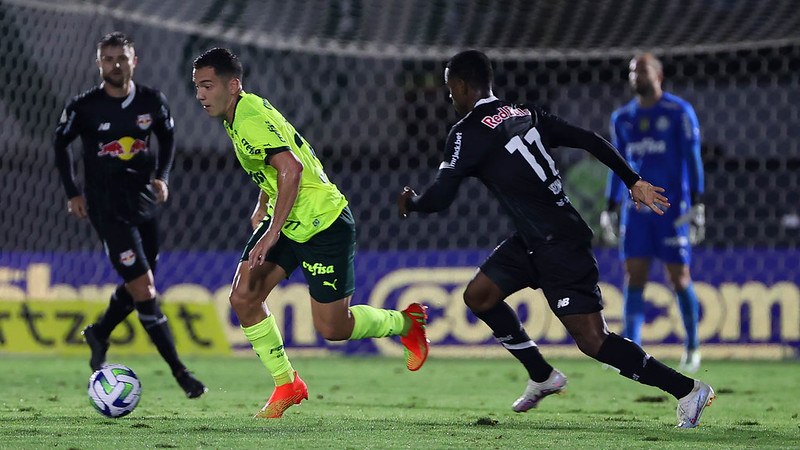 Fabinho em disputa pelo Palmeiras contra o Red Bull Bragantino, durante partida válida pela vigésima quinta rodada do Brasileirão 2023, no Estádio Nabi Abi Chedid.