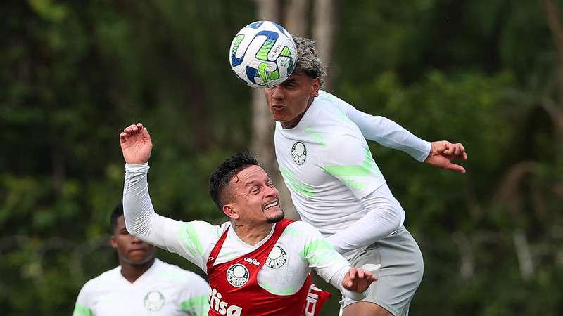 Artur e Richard Ríos durante treinamento do Palmeiras na Academia de Futebol.