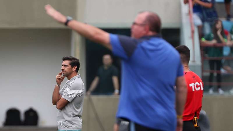 Abel Ferreira em jogo do Palmeiras contra o Santos, durante partida válida pela vigésima sexta rodada do Brasileirão 2023, na Arena Barueri.