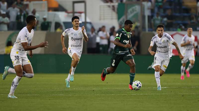 Endrick em disputa pelo Palmeiras contra o Santos, durante partida válida pela vigésima sexta rodada do Brasileirão 2023, na Arena Barueri.