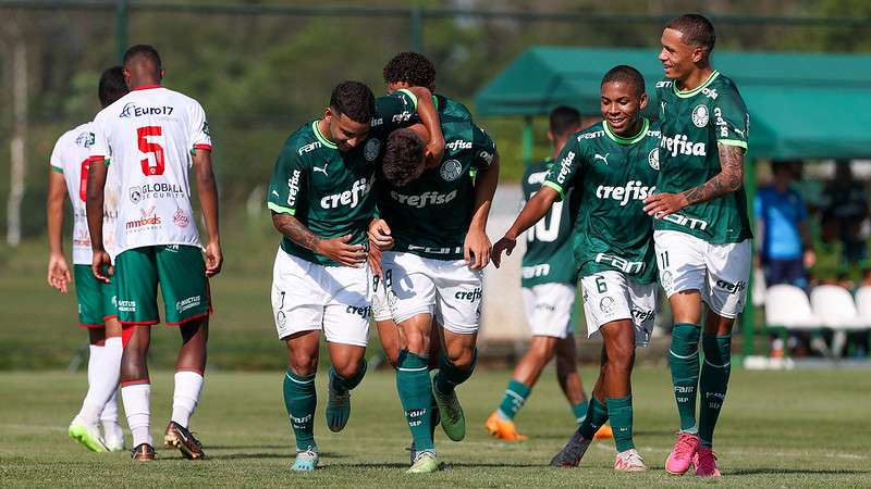 Atletas do Palmeiras comemoram gol na vitória contra a Portuguesa, em partida válida pela sexta rodada da terceira fase do Campeonato Paulista Sub-20, na Academia de Futebol 2, em Guarulhos-SP.