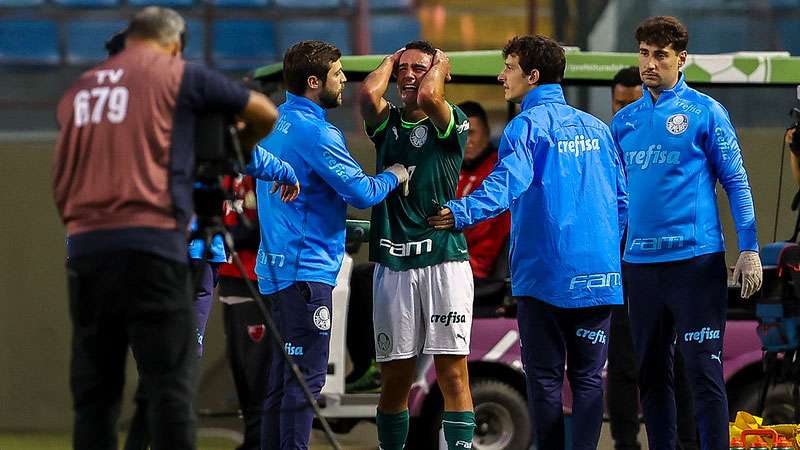 Figueiredo chora ao se contundir em partida do Palmeiras contra o SCCP, válida pela semifinal (volta) do Campeonato Brasileiro Sub-17, na Arena Barueri, em Barueri-SP.