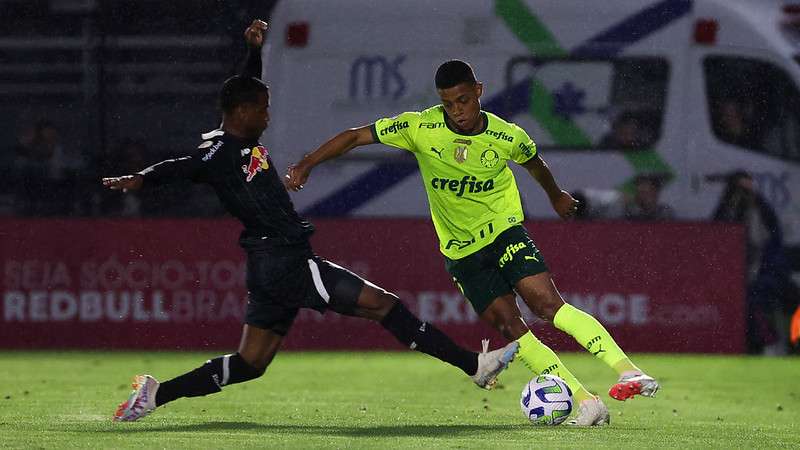 Vanderlan em disputa pelo Palmeiras contra o Red Bull Bragantino, durante partida válida pela vigésima quinta rodada, do Brasileirão 2023, no Estádio Nabi Abi Chedid.