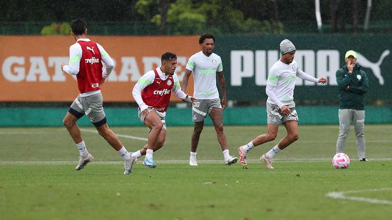 Gabriel Menino e Mayke durante treinamento do Palmeiras na Academia de Futebol.