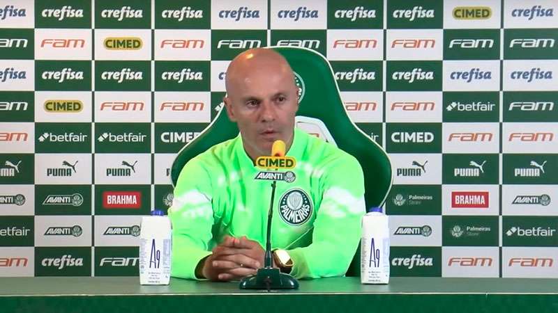 “Momento ruim, temos que assumir”: Vitor Castanheira comenta situação do Palmeiras após revés.