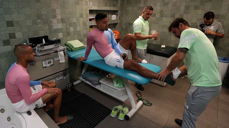 Mayke e Gabriel Menino com o fisioterapeuta Gustavo Kaschel e o massagista Paulinho do Palmeiras, antes do jogo contra o Atlético-MG durante partida válida pela vigésima sétima rodada do Brasileirão 2023, no Allianz Parque.