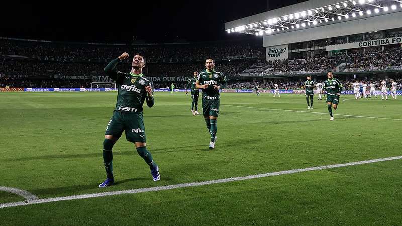 Piquerez comemora seu gol pelo Palmeiras contra o Coritiba, durante partida válida pela vigésima oitava rodada do Brasileirão 2023, no Couto Pereira.