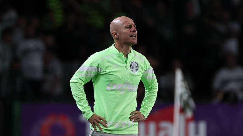 Vitor Castanheira em jogo do Palmeiras contra o Coritiba, durante partida válida pela vigésima oitava rodada do Brasileirão 2023, no Couto Pereira.