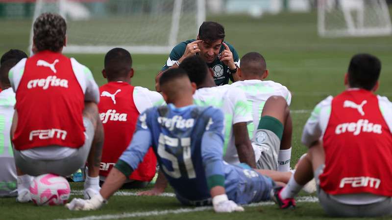 Abel Ferreira conversa com o elenco durante treinamento do Palmeiras, na Academia de Futebol.