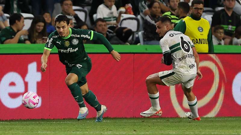 Raphael Veiga em disputa pelo Palmeiras contra o Coritiba, durante partida válida pela vigésima oitava rodada do Brasileirão 2023, no Couto Pereira.