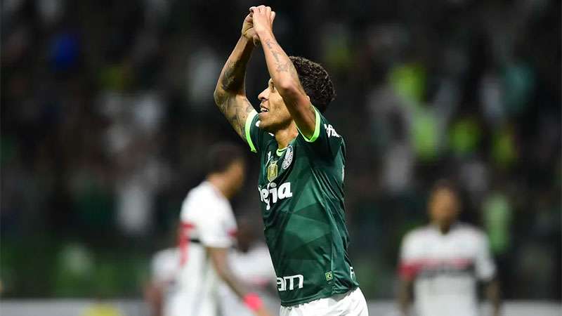 Marcos Rocha comemora seu gol pelo Palmeiras contra o SPFC, durante partida válida pela vigésima nona rodada, do Brasileirão 2023, no Allianz Parque.