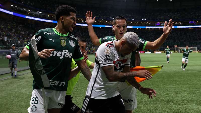 Murilo e Fabinho do Palmeiras dão um apavoro em Luciano do SPFC, durante partida válida pela vigésima nona rodada do Brasileirão 2023, no Allianz Parque.